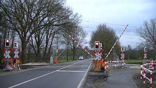 Spoorwegovergang Hude (D) // Railroad crossing // Bahnübergang
