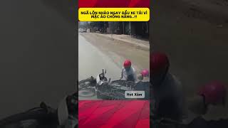 Người phụ nữ ngã lộn nhào ngay đầu xe tải vì áo chống nắng