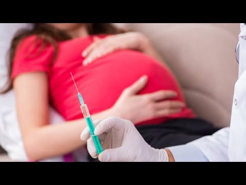 ممرضة بتدى المدام الحامل حقنة فى العضل للحساسية