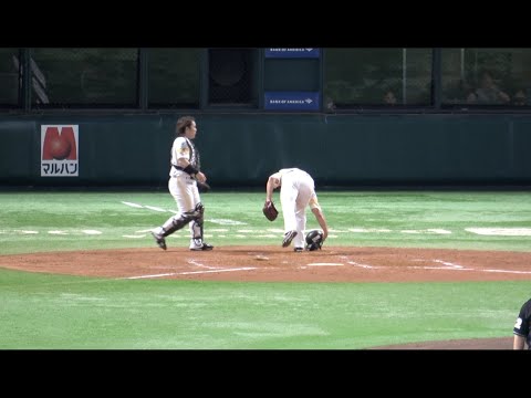 甲斐拓也のキャッチャー道具を取ってあげる森唯斗