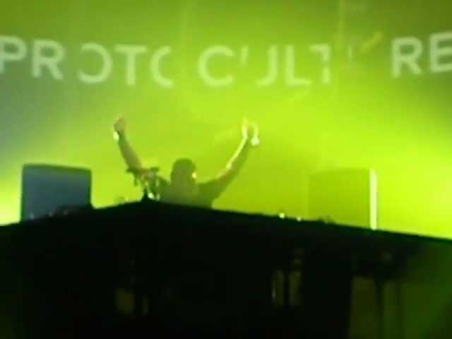 在 YouTube 上观看 Protoculture - Live @ ASOT 550 Den Bosch (31-03-2012) part 1