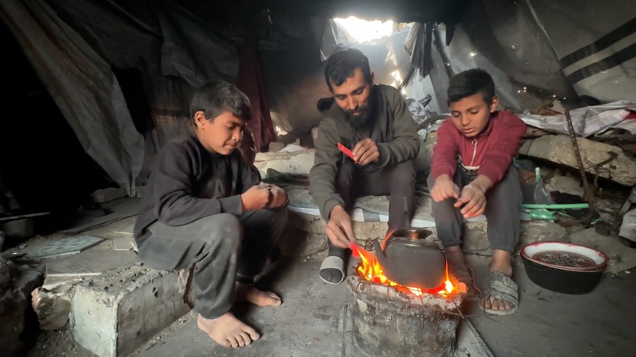 النزوح يجبر أسرة محمد أبو شربي للعيش في مبنى مهدد بالانهيار غرب مدينة غزة وسط ظروف صعبة