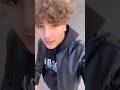 LEO va a SCUOLA senza  ZAINO #shorts