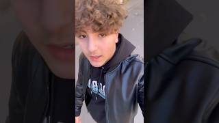 LEO va a SCUOLA senza  ZAINO #shorts