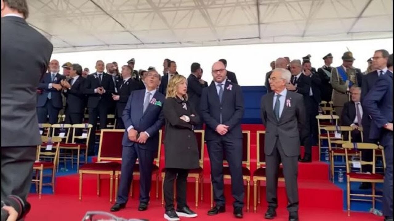 Mazzi di fiori per Giorgia Meloni all'arrivo alla parata del 2 giugno