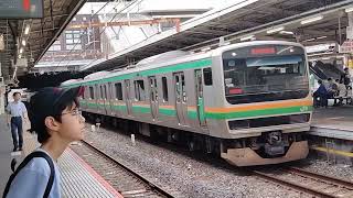 E231系1000番台U505編成が上野東京ライン高崎線直通籠原行きとして大宮駅8番線を発車するシーン