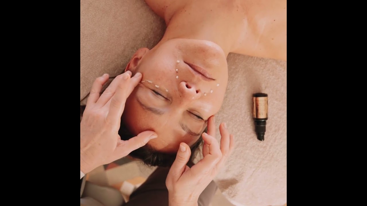 Facialista experta junto a COSMETICS HĒRBERA