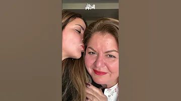 مها الصغير تستعين بوالدتها في أول ظهور بعد أزمة سرقة اللوحات 