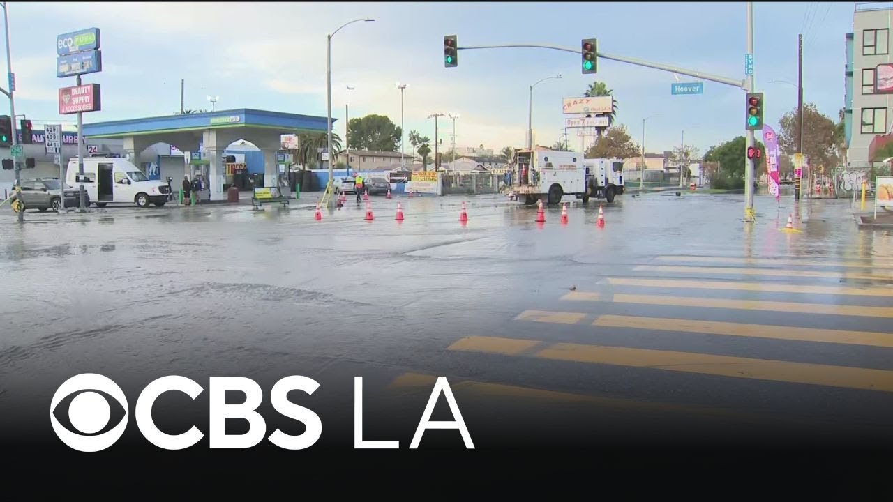 South Los Angeles water main break causes flooding - YouTube