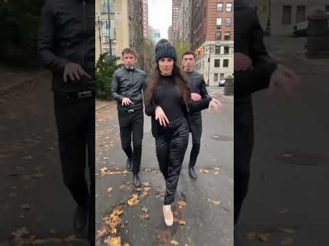 Весь мир танцует под Lady Gaga - Bloody Mary из сериала Уэнздей / Wednesday тренд в TikTok