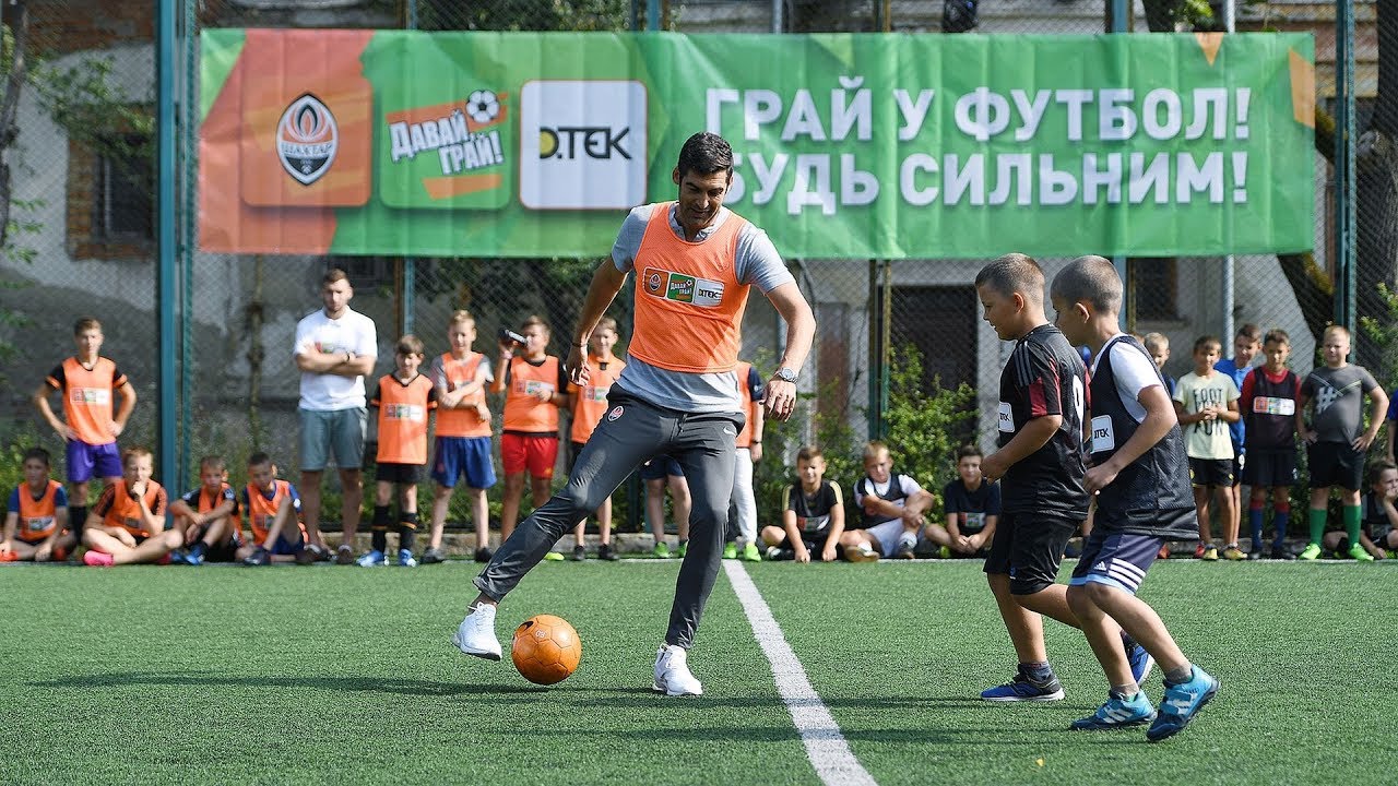 Fonseca and Duljaj playing football with the children involved in the Come on, Let’s Play! project україна має талант