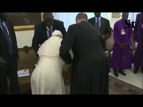 რომის პაპი ფეხებს უკოცნის შავკანიანებს