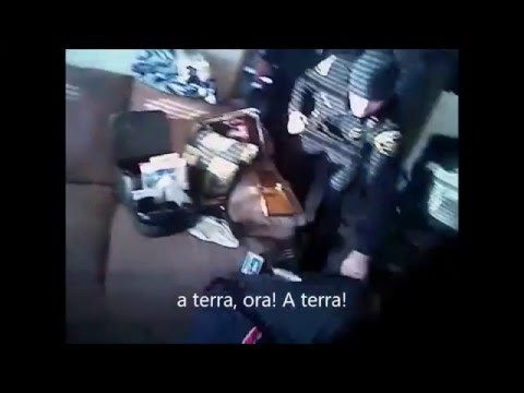 Video: L'uomo Morde Un Cane Poliziotto