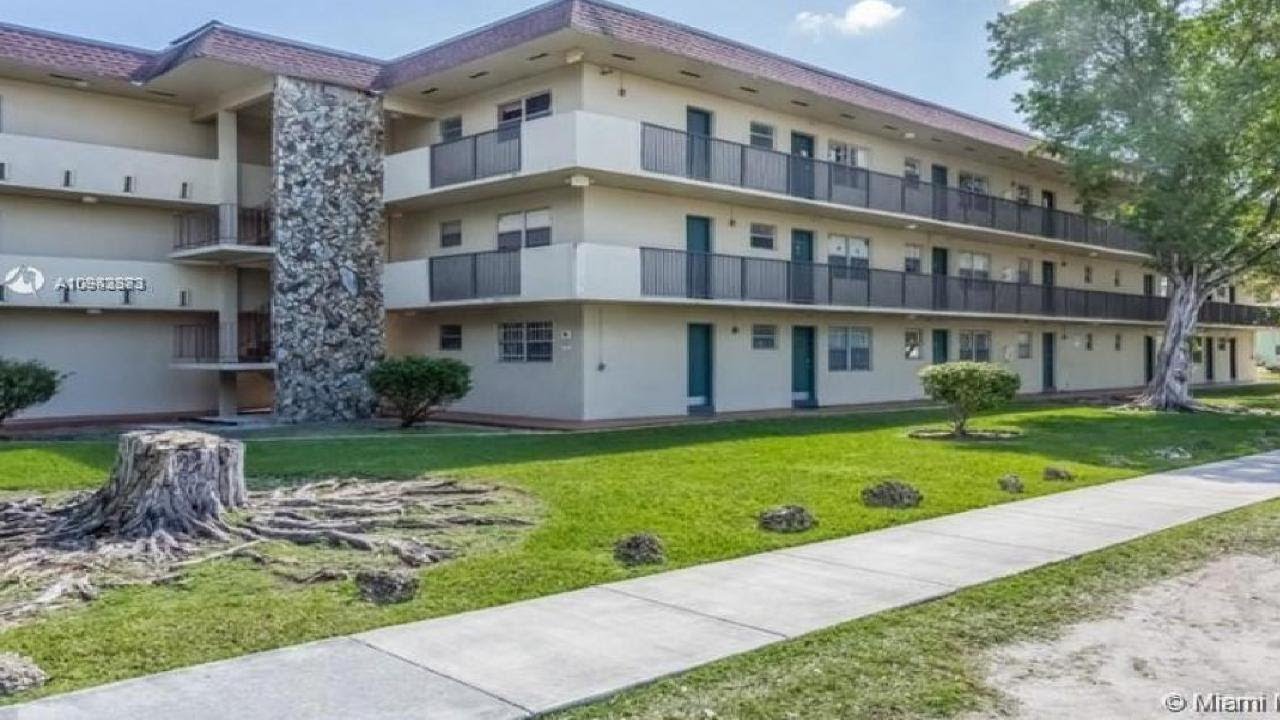 7505 SW 82nd St, Miami, FL Presented by Christopher Nin.