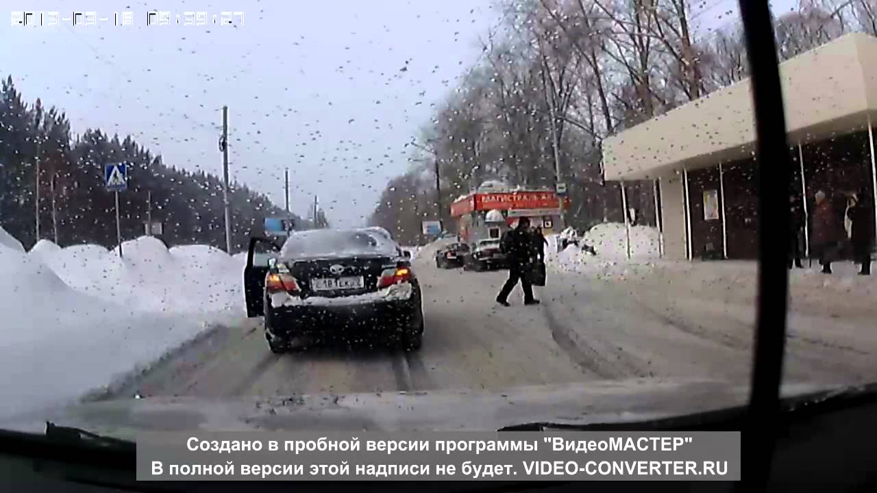 Юркнув между машинами разведчики