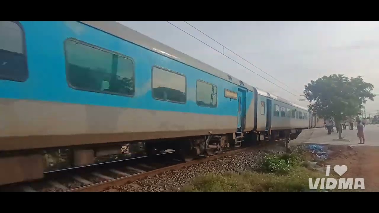 OFFLINK LOCOMOTIVE POWERING PALLAVAN SF EXPRESS WAP 7 37692 OF ELS- KRISHNARAJAPURAM