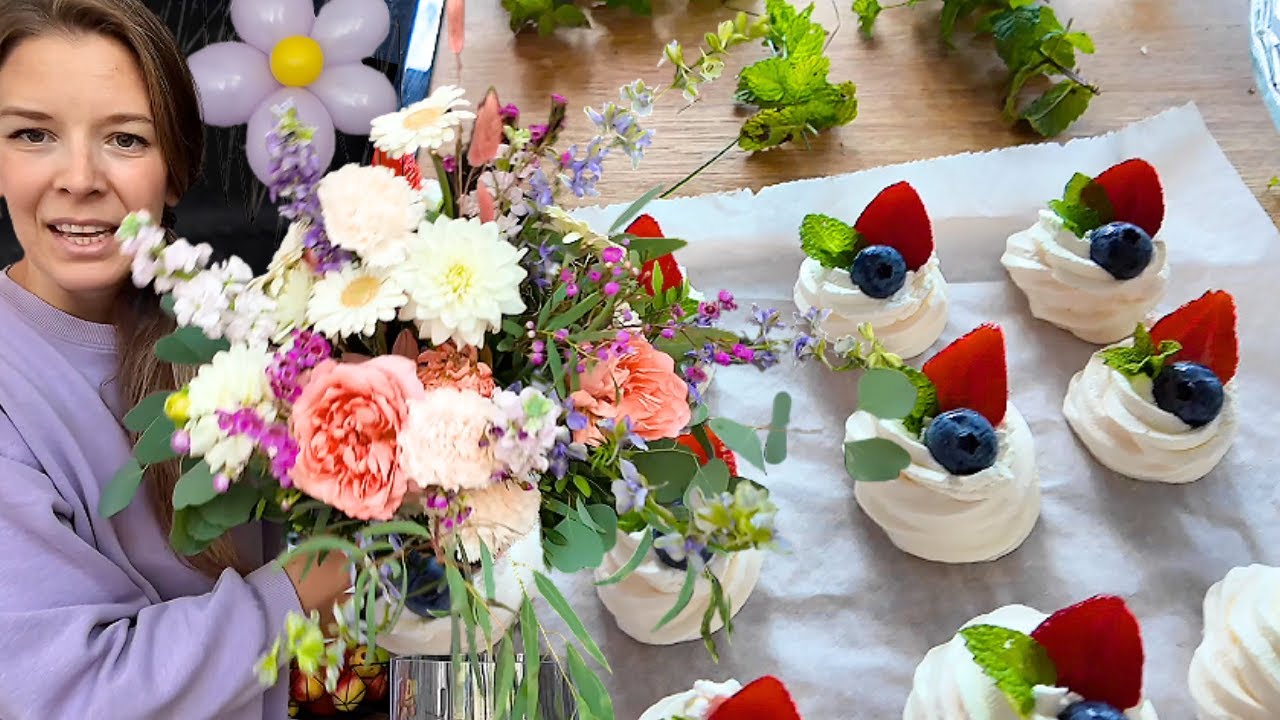 Dětská narozeninová oslava | Dortíky Pavlova, DIY pinata, květinová a balónková výzdoba