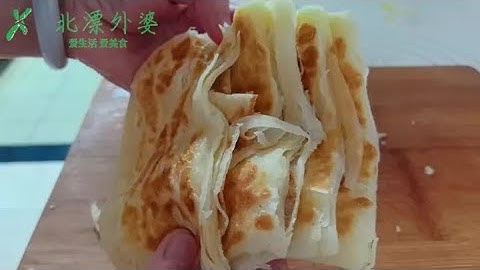 不管烙什么饼，记住一碗面一碗水的和面配比，特柔软，学会能开店 外婆这大饼烙的这么随意，老简单了，大饼太招人稀罕了，这个和面配比，饼特柔软又千层，快试试吧，绝对有惊喜#美食教程