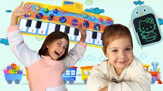 დანიელა და ემილია თამაშობენ Kids Wonderland-ის სათამაშოებით