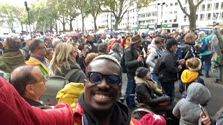 Demo Bus Tour stop auf dem Kölner Neumarkt, mit Samuel Eckert, Bodo Schiffmann und Ralf Ludwig..
Auf dem Kölner Neumarkt bin ich heute wieder LIVE für Euch am Start.
Heute sind hier Samuel Eckart und Bodo Schiffmann auf Ihrer Deutschlandweiten Aufklärungs-Tour zu besuch!
Mit Ihrem Bus reisen sie von Stadt zu Stadt um auch Menschen aufzuklären,die nicht auf den Demonstrationen sind.
Meine Berichterstattung,die etwas andere Berichterstattung,im Kampf für Frieder & Freiheit.
Schaut zu, teilt den Stream auf allen Socialen Medien oder kommt vorbei.
Wenn Du meine Arbeit freiwillig Unterstützen möchtest kannst Du das folgendermaßen tun (vorab bereits vielen lieben Dank !!!)
❤️💜❤️👇🏿👇🏿👇🏿👇🏿
🛑 Link paypal
https://www.paypal.com/donate/buttons/manage/https%3A%2F%2Fwww.paypal.com%2Fdonate%3Fhosted_button_id%3D9KVR7YV46VAFC
🛑 IBAN 45 5005 0201 1244 6758 80
Join me on
📢Telegram: https://t.me/NanaDomena
📸 Instagram: https://www.instagram.com/nanalifestyler/
🖌Facebook: https://www.facebook.com/search/top?q=nana%20lifestyler
🔌 Web: lifestylernd@gmail.com
POWER POWER POWER
✋🏿Bleibt stark!!! Demo Bus Tour stop auf dem Kölner Neumarkt, mit Samuel Eckert, Bodo Schiffmann und Ralf Ludwig..