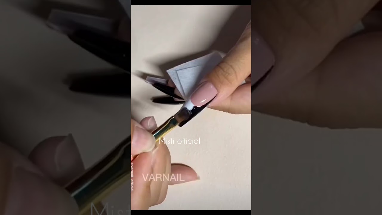 black and white smokey nail art 🖤🤍