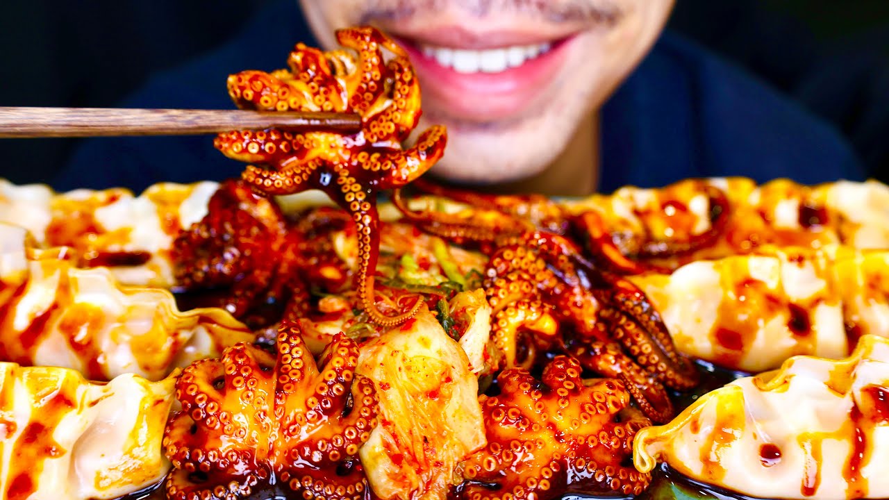 EATING DUMPLING, SPIDER SQUID & KIMCHI ASMR