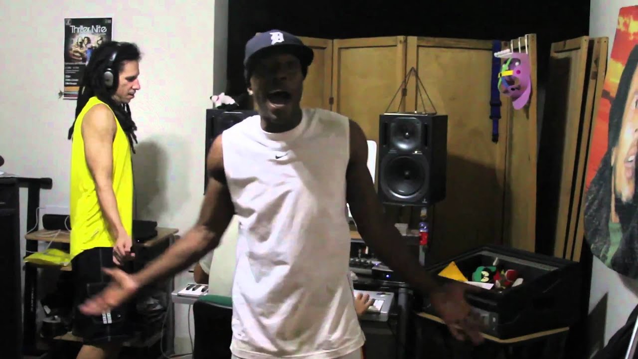 mukti & Ill Tactics freestyling on Colectivo Continente's "Lo Siento" Track