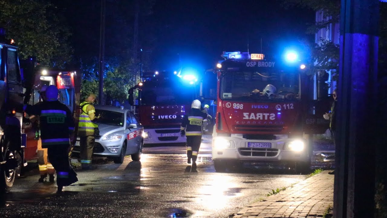 Kolejny duży pożar opuszczonej fabryki mebli w Sulechowie - w akcji 31 zastępów Straży Pożarnej.