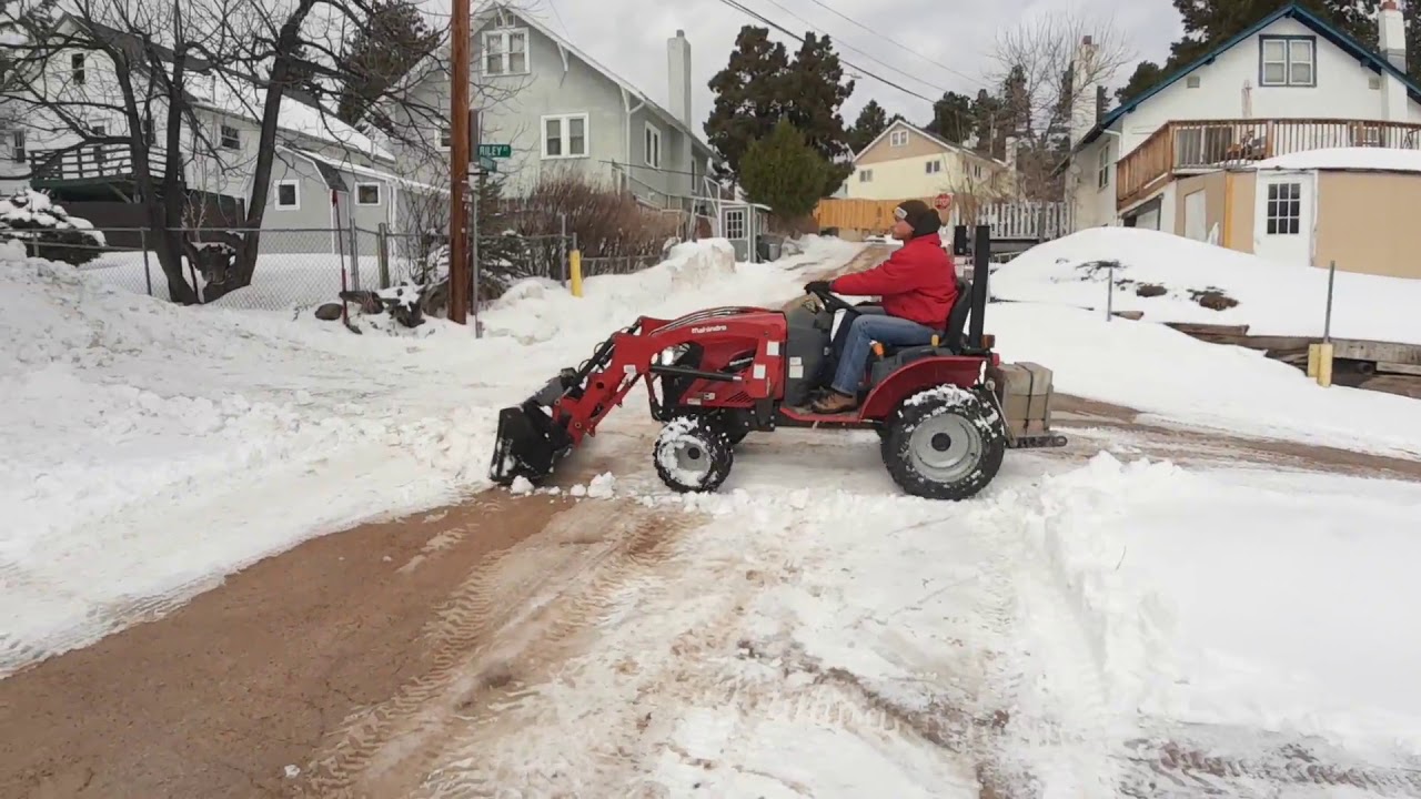 Mahindra eMax 25 in real snow removal action