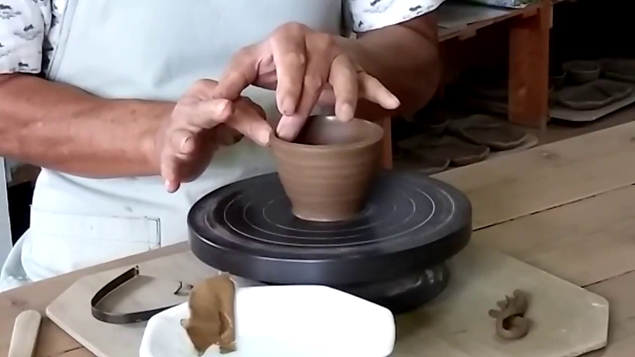 手ロクロ作陶：3 ソーメン鉢 - YouTube