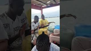 kenia Tauchboot Ausflug mit Musik