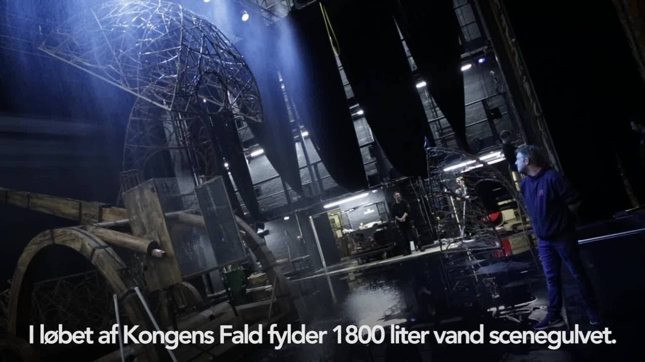Kongens Fald og 1800 liter vand indtager Aarhus Teater