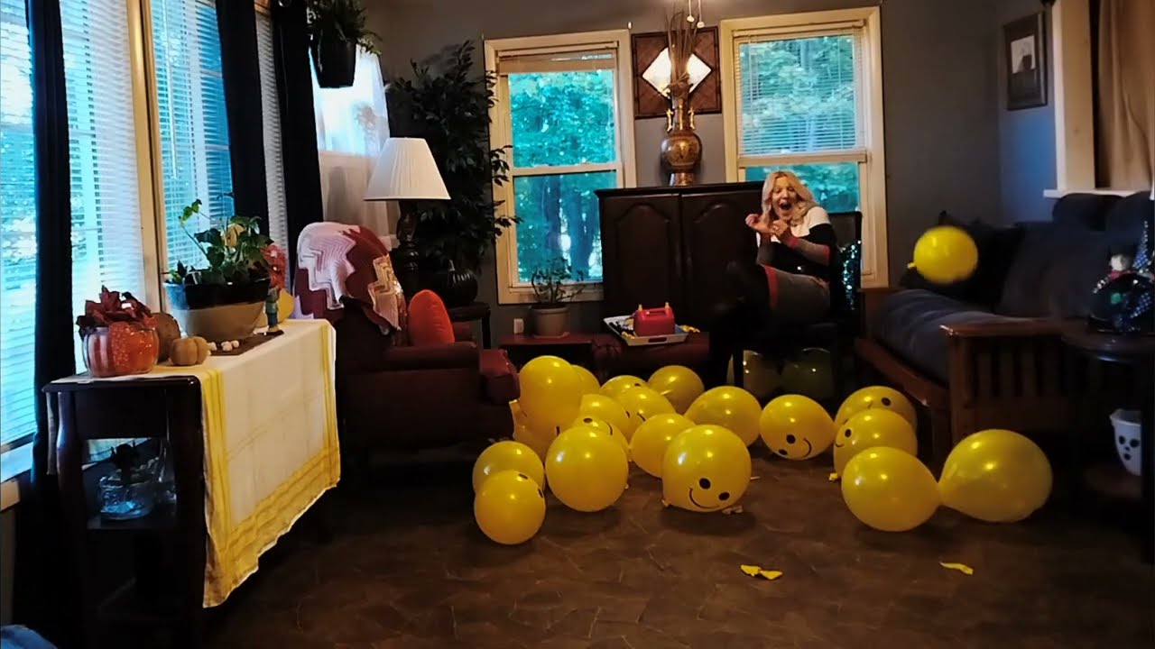 Наполняем гостиную воздушными шарами со смайликами