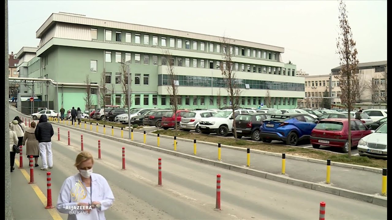 أدى الخلاف بين الحكومة والمعارضة إلى توقف بناء مركز سكوبيه الطبي.