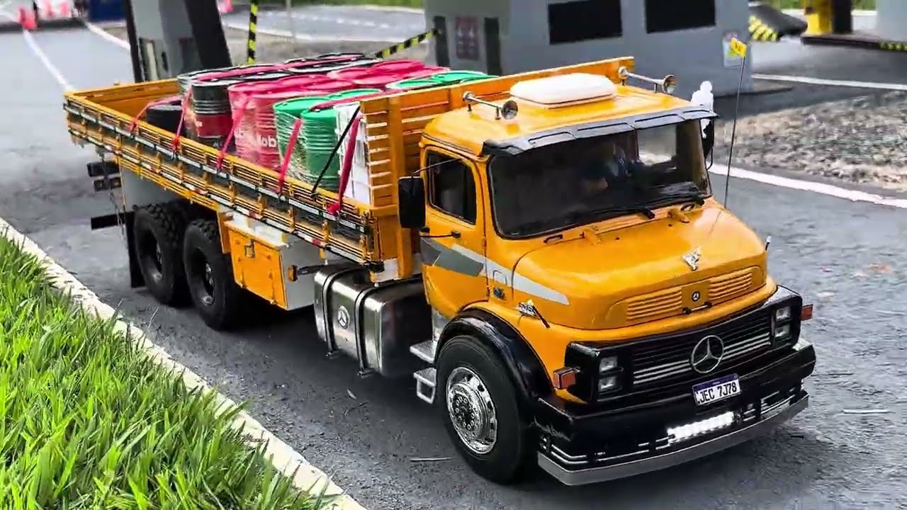 Vários caminhões rodando na pista de Castro - Pr 