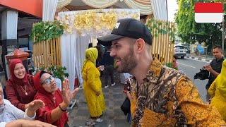 I Crashed A Wedding in Indonesia 🇮🇩