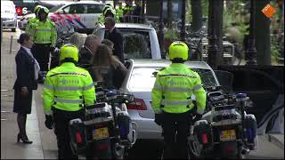 Kist van Peter R  de Vries na ceremonie weggedragen uit theater Carré