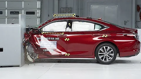 2019 Lexus ES 350 driver-side small overlap crash test (extended footage)