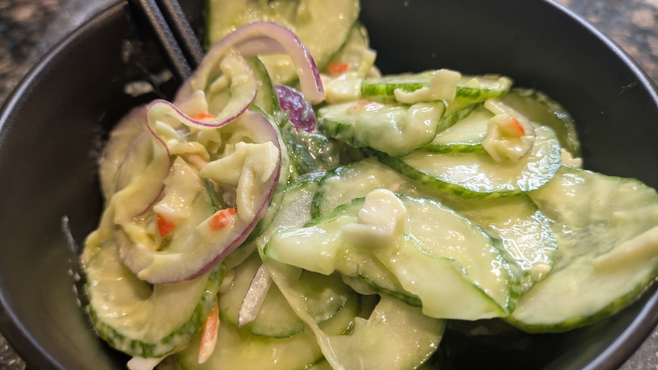 Салат из огурцов в стиле калифорнийского ролла | Свежий и простой рецепт, вдохновлённый суши