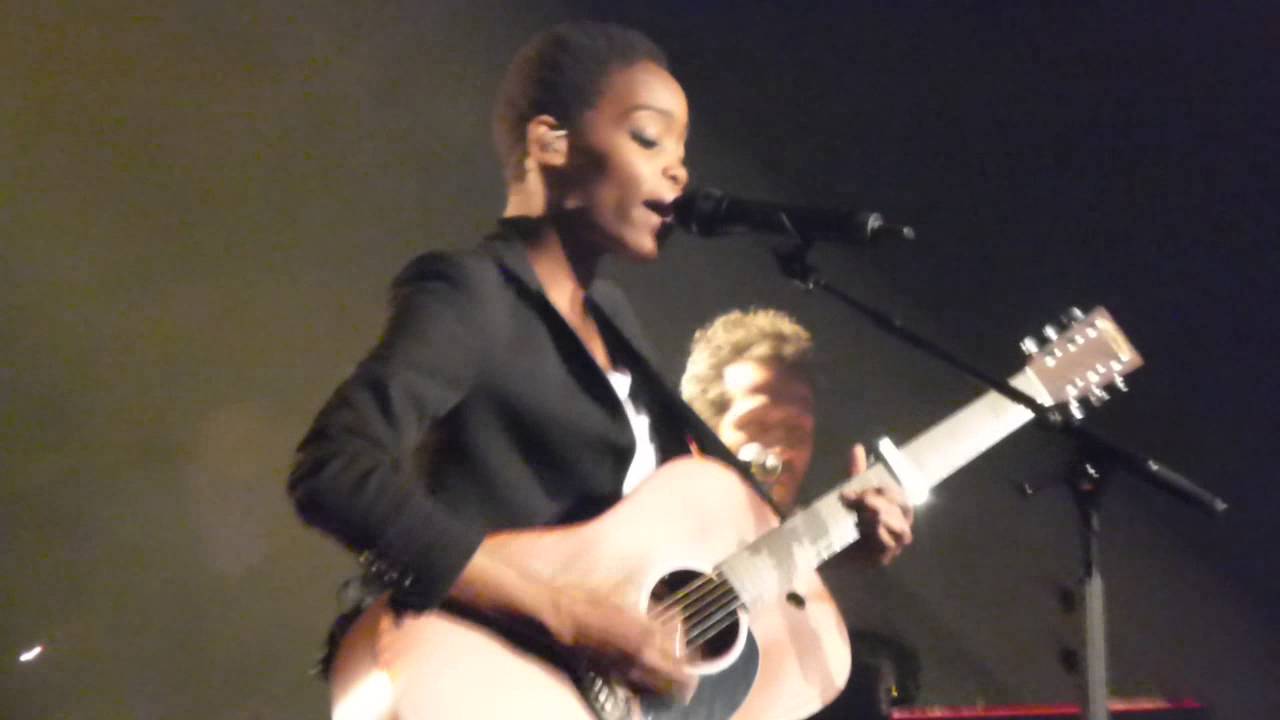 Irma . Les folies Bergère 31/03/2015 " Hear me out "