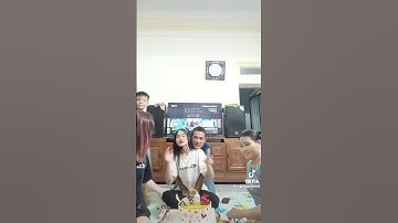 Bố dượng chúc mừng sinh nhật con gái