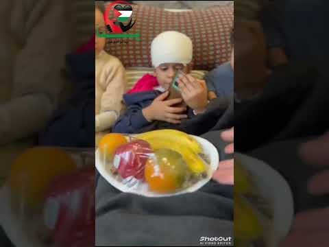 توزيع صحون فواكه على أطفال مرضى بمستشفى الرنتيسي و الشفاء