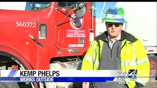 Construction workers keep calm, carry on in bitter cold