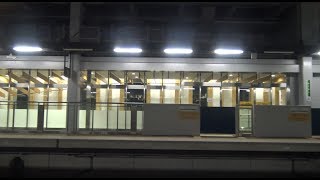 夜の木古内駅に到着する北海道新幹線上りE5系はやぶさの車窓