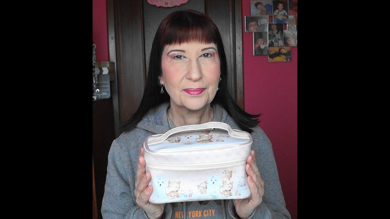 La trousse degli Indispensabili Make-up in coll. Gattalunakimonoblu