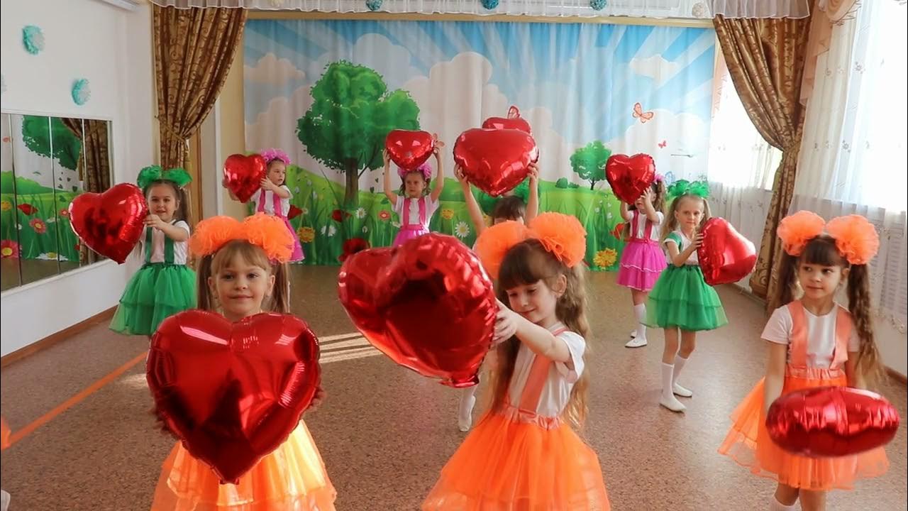 Песня танец мамино сердце. Танец мамино сердце старшая группа. танец мамино сердце в детском саду видео. танец мамины глаза в детском саду видео. танец под песню мамино сердце старшая группа.