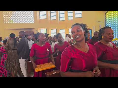 KWAYA MT MAXIMILIAN WAKIIMBA JUMAPILI YA FAMILIA TAKATIFU PAROKIA YA ROHO MTAKATIFU SEGEREA