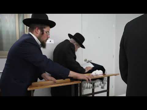 💥דרמה, לראשונה בשידור ישיר: מחזה הוד ומעורר השראה, תיעוד תפילת מעריב אצל מנהיג הדור מרן רבי דוב לנדו