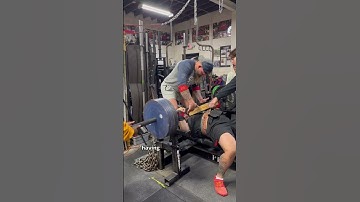 How to Wrap Wrists for Lifting Heavy