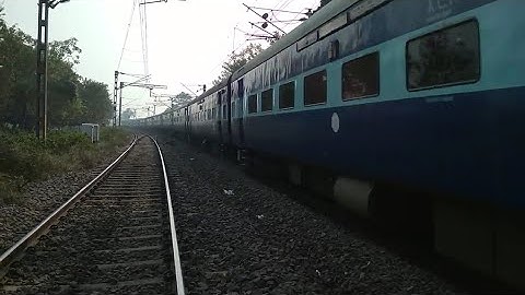 12553 Vaishali Express Negotiates a Beautiful Curve At Full Speed.